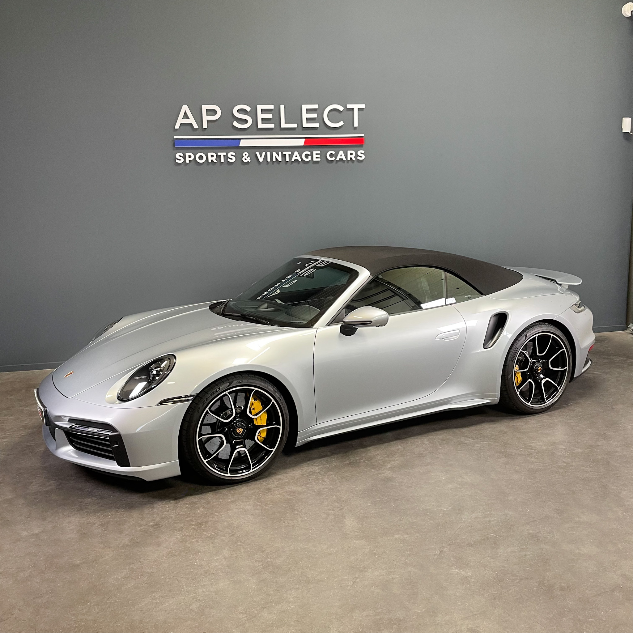 Photographie d'une Porsche 992 TURBO S Cabriolet  vue de trois quarts face dans les locaux d'AP SELECT